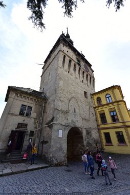 Sighisoara 'daki saat kulesi kalenin ana kapısı ve 1575 yılına kadar belediye binası olan en büyük savunma kulesidir.