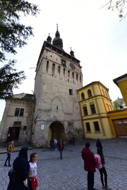 Sighisoara 'daki saat kulesi kalenin ana kapısı ve 1575 yılına kadar belediye binası olan en büyük savunma kulesidir.