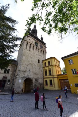Sighisoara 'daki saat kulesi kalenin ana kapısı ve 1575 yılına kadar belediye binası olan en büyük savunma kulesidir.