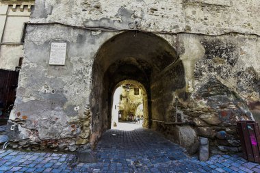 Sighisoara 'daki saat kulesi kalenin ana kapısı ve 1575 yılına kadar belediye binası olan en büyük savunma kulesidir.