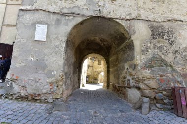 Sighisoara 'daki saat kulesi kalenin ana kapısı ve 1575 yılına kadar belediye binası olan en büyük savunma kulesidir.