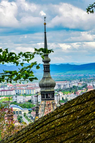 Sighisoara 'daki saat kulesi kalenin ana kapısı ve 1575 yılına kadar belediye binası olan en büyük savunma kulesidir.