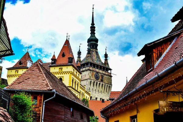 Sighisoara 'daki saat kulesi kalenin ana kapısı ve 1575 yılına kadar belediye binası olan en büyük savunma kulesidir.