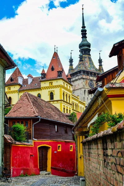 Sighisoara 'daki saat kulesi kalenin ana kapısı ve 1575 yılına kadar belediye binası olan en büyük savunma kulesidir.
