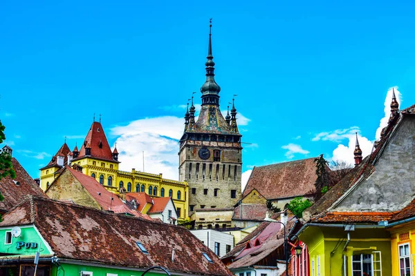 Sighisoara 'daki saat kulesi kalenin ana kapısı ve 1575 yılına kadar belediye binası olan en büyük savunma kulesidir.