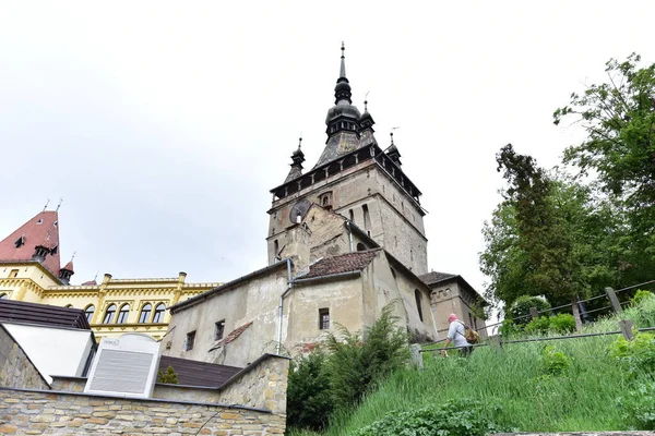 Sighisoara 'daki saat kulesi kalenin ana kapısı ve 1575 yılına kadar belediye binası olan en büyük savunma kulesidir.
