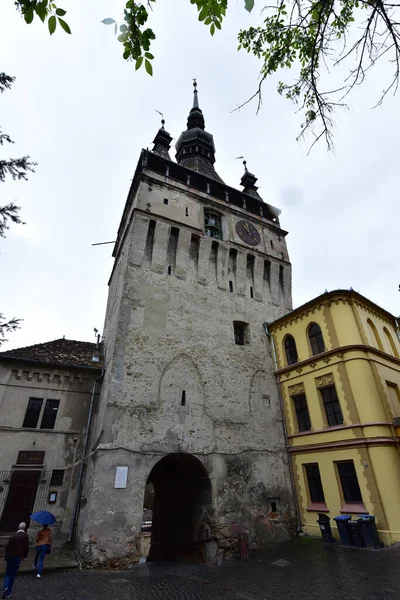 Sighisoara 'daki saat kulesi kalenin ana kapısı ve 1575 yılına kadar belediye binası olan en büyük savunma kulesidir.