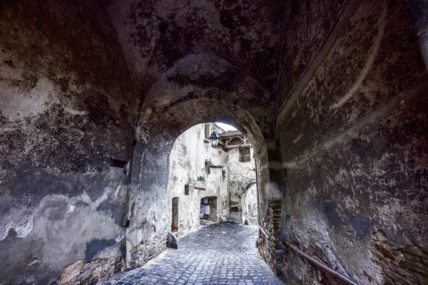 Sighisoara 'daki saat kulesi kalenin ana kapısı ve 1575 yılına kadar belediye binası olan en büyük savunma kulesidir.