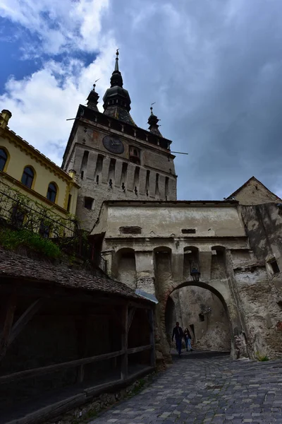 Sighisoara 'daki saat kulesi kalenin ana kapısı ve 1575 yılına kadar belediye binası olan en büyük savunma kulesidir.