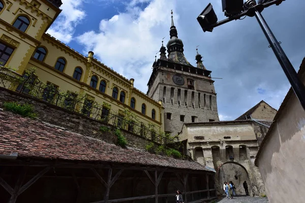 Sighisoara 'daki saat kulesi kalenin ana kapısı ve 1575 yılına kadar belediye binası olan en büyük savunma kulesidir.