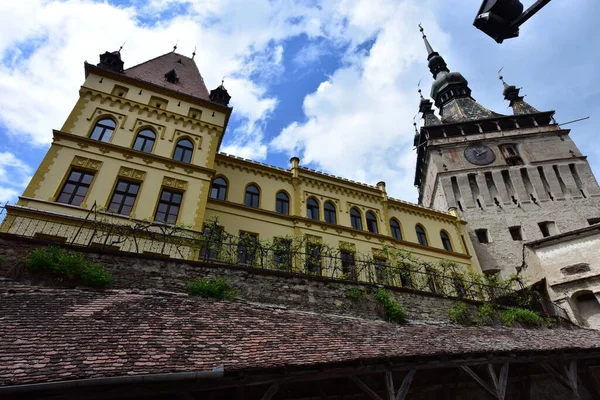 Sighisoara 'daki saat kulesi kalenin ana kapısı ve 1575 yılına kadar belediye binası olan en büyük savunma kulesidir.