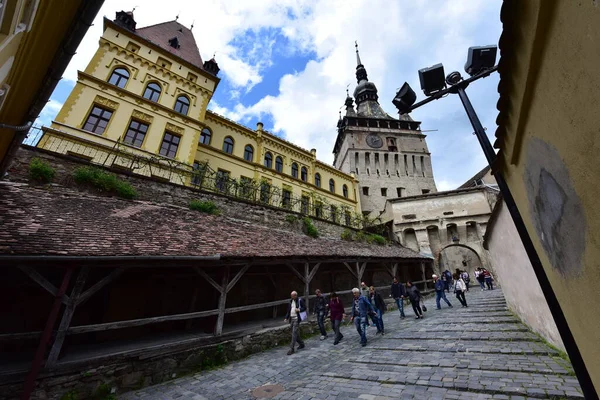 Sighisoara 'daki saat kulesi kalenin ana kapısı ve 1575 yılına kadar belediye binası olan en büyük savunma kulesidir.
