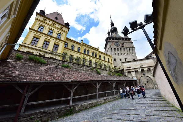 Sighisoara 'daki saat kulesi kalenin ana kapısı ve 1575 yılına kadar belediye binası olan en büyük savunma kulesidir.