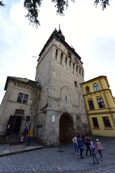 Sighisoara 'daki saat kulesi kalenin ana kapısı ve 1575 yılına kadar belediye binası olan en büyük savunma kulesidir.