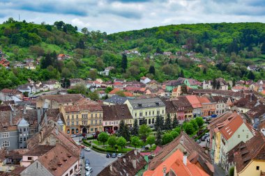 Sighisoara Kalesi, saat kulesinden bakıldığında Transilvanya 'nın en iyi korunmuş şehir kalesidir ve aynı zamanda Avrupa' nın en büyük ortaçağ kalesidir.
