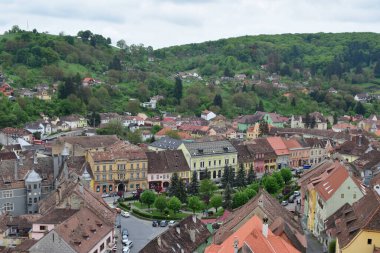 Sighisoara Kalesi, saat kulesinden bakıldığında Transilvanya 'nın en iyi korunmuş şehir kalesidir ve aynı zamanda Avrupa' nın en büyük ortaçağ kalesidir.