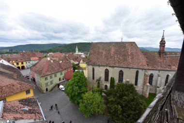 Sighisoara Kalesi, saat kulesinden bakıldığında Transilvanya 'nın en iyi korunmuş şehir kalesidir ve aynı zamanda Avrupa' nın en büyük ortaçağ kalesidir.