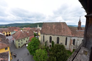 Sighisoara Kalesi, saat kulesinden bakıldığında Transilvanya 'nın en iyi korunmuş şehir kalesidir ve aynı zamanda Avrupa' nın en büyük ortaçağ kalesidir.