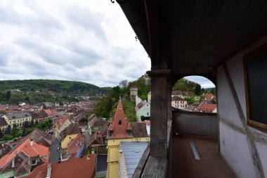 Sighisoara Kalesi, saat kulesinden bakıldığında Transilvanya 'nın en iyi korunmuş şehir kalesidir ve aynı zamanda Avrupa' nın en büyük ortaçağ kalesidir.