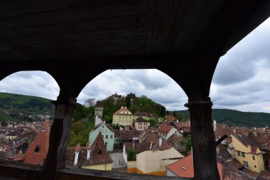 Sighisoara Kalesi, saat kulesinden bakıldığında Transilvanya 'nın en iyi korunmuş şehir kalesidir ve aynı zamanda Avrupa' nın en büyük ortaçağ kalesidir.
