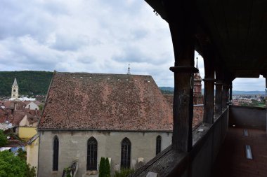 Sighisoara Kalesi, saat kulesinden bakıldığında Transilvanya 'nın en iyi korunmuş şehir kalesidir ve aynı zamanda Avrupa' nın en büyük ortaçağ kalesidir.