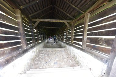 Sighisoara 'daki kapalı merdiven, aynı zamanda okul merdiveni olarak da bilinir, Deal Church ve Josef Haltrich Lisesi' ne çıkar. Öğrencileri rüzgar, yağmur, güneş ve kardan korumayı amaçlıyor..