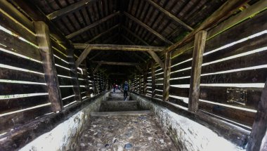 Sighisoara 'daki kapalı merdiven, aynı zamanda okul merdiveni olarak da bilinir, Deal Church ve Josef Haltrich Lisesi' ne çıkar. Öğrencileri rüzgar, yağmur, güneş ve kardan korumayı amaçlıyor..