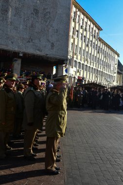 Romanya 'nın Targu-jiu' daki ulusal günü, gala üniformaları ve otomatik silah ve maskeleme kıyafetleriyle donatılmış Romen kara kuvvetleri askerleriyle geçit töreni düzenledi.