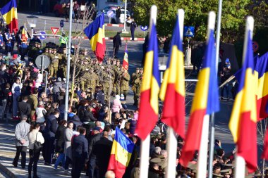 Romanya 'nın Targu-jiu' daki ulusal günü, gala üniformaları ve otomatik silah ve maskeleme kıyafetleriyle donatılmış Romen kara kuvvetleri askerleriyle geçit töreni düzenledi.