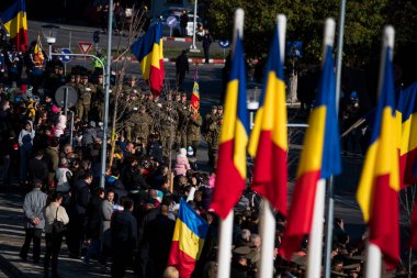 Romanya 'nın Targu-jiu' daki ulusal günü, gala üniformaları ve otomatik silah ve maskeleme kıyafetleriyle donatılmış Romen kara kuvvetleri askerleriyle geçit töreni düzenledi.
