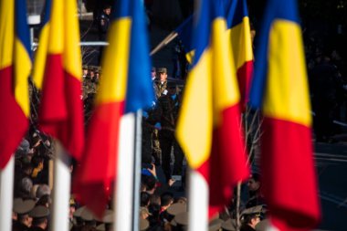 Romanya 'nın Targu-jiu' daki ulusal günü, gala üniformaları ve otomatik silah ve maskeleme kıyafetleriyle donatılmış Romen kara kuvvetleri askerleriyle geçit töreni düzenledi.