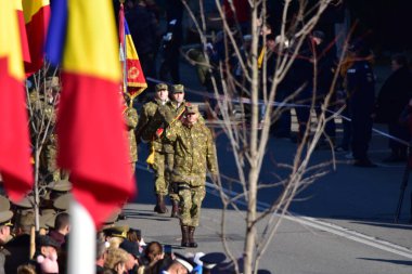 Romanya 'nın Targu-jiu' daki ulusal günü, gala üniformaları ve otomatik silah ve maskeleme kıyafetleriyle donatılmış Romen kara kuvvetleri askerleriyle geçit töreni düzenledi.