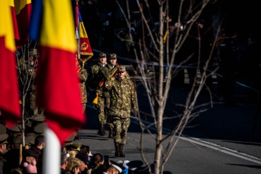 Romanya 'nın Targu-jiu' daki ulusal günü, gala üniformaları ve otomatik silah ve maskeleme kıyafetleriyle donatılmış Romen kara kuvvetleri askerleriyle geçit töreni düzenledi.