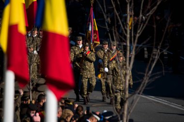 Romanya 'nın Targu-jiu' daki ulusal günü, gala üniformaları ve otomatik silah ve maskeleme kıyafetleriyle donatılmış Romen kara kuvvetleri askerleriyle geçit töreni düzenledi.