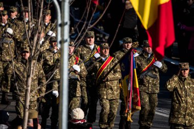 Romanya 'nın Targu-jiu' daki ulusal günü, gala üniformaları ve otomatik silah ve maskeleme kıyafetleriyle donatılmış Romen kara kuvvetleri askerleriyle geçit töreni düzenledi.