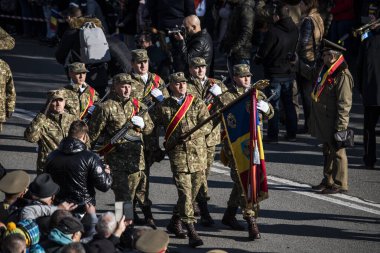 Romanya 'nın Targu-jiu' daki ulusal günü, gala üniformaları ve otomatik silah ve maskeleme kıyafetleriyle donatılmış Romen kara kuvvetleri askerleriyle geçit töreni düzenledi.