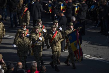 Romanya 'nın Targu-jiu' daki ulusal günü, gala üniformaları ve otomatik silah ve maskeleme kıyafetleriyle donatılmış Romen kara kuvvetleri askerleriyle geçit töreni düzenledi.