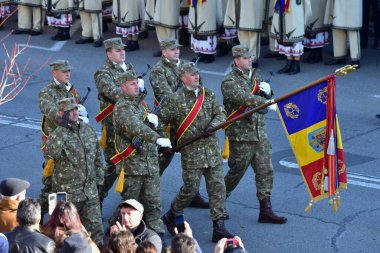 Romanya 'nın Targu-jiu' daki ulusal günü, gala üniformaları ve otomatik silah ve maskeleme kıyafetleriyle donatılmış Romen kara kuvvetleri askerleriyle geçit töreni düzenledi.
