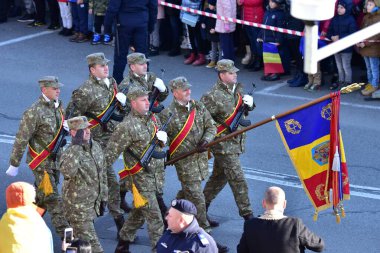 Romanya 'nın Targu-jiu' daki ulusal günü, gala üniformaları ve otomatik silah ve maskeleme kıyafetleriyle donatılmış Romen kara kuvvetleri askerleriyle geçit töreni düzenledi.