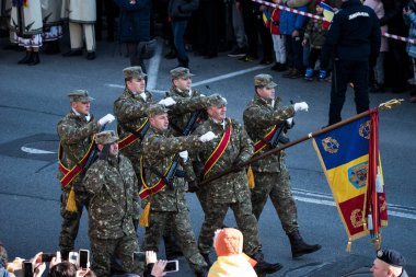 Romanya 'nın Targu-jiu' daki ulusal günü, gala üniformaları ve otomatik silah ve maskeleme kıyafetleriyle donatılmış Romen kara kuvvetleri askerleriyle geçit töreni düzenledi.