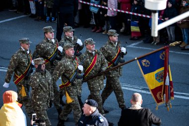 Romanya 'nın Targu-jiu' daki ulusal günü, gala üniformaları ve otomatik silah ve maskeleme kıyafetleriyle donatılmış Romen kara kuvvetleri askerleriyle geçit töreni düzenledi.