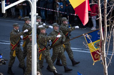 Romanya 'nın Targu-jiu' daki ulusal günü, gala üniformaları ve otomatik silah ve maskeleme kıyafetleriyle donatılmış Romen kara kuvvetleri askerleriyle geçit töreni düzenledi.