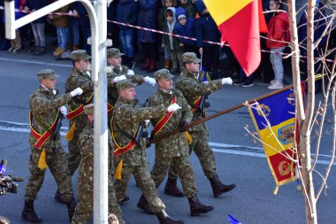 Romanya 'nın Targu-jiu' daki ulusal günü, gala üniformaları ve otomatik silah ve maskeleme kıyafetleriyle donatılmış Romen kara kuvvetleri askerleriyle geçit töreni düzenledi.