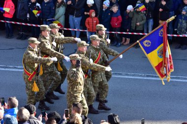 Romanya 'nın Targu-jiu' daki ulusal günü, gala üniformaları ve otomatik silah ve maskeleme kıyafetleriyle donatılmış Romen kara kuvvetleri askerleriyle geçit töreni düzenledi.