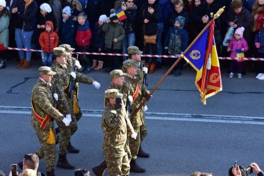 Romanya 'nın Targu-jiu' daki ulusal günü, gala üniformaları ve otomatik silah ve maskeleme kıyafetleriyle donatılmış Romen kara kuvvetleri askerleriyle geçit töreni düzenledi.