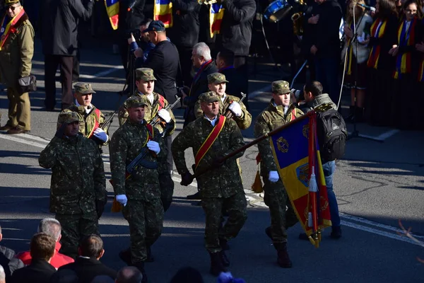 罗马尼亚国庆阅兵式在Targu Jiu举行 参加阅兵式的有身着节日制服 身穿自动武器和防弹衣的罗马尼亚陆军地面部队士兵 — 图库照片