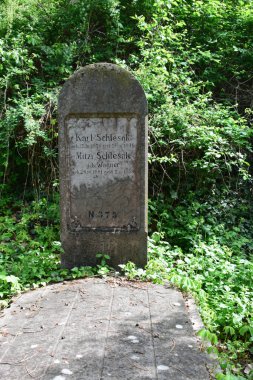 Tepedeki kilise mezarlığı eski mezar taşları nedeniyle turistik bir yer olmakla birlikte, kilisenin yakın çevresindeki özel manzaralar, orman ve yeşil otlardan da oluşuyor.