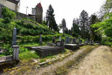 Tepedeki kilise mezarlığı eski mezar taşları nedeniyle turistik bir yer olmakla birlikte, kilisenin yakın çevresindeki özel manzaralar, orman ve yeşil otlardan da oluşuyor.