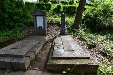 Tepedeki kilise mezarlığı eski mezar taşları nedeniyle turistik bir yer olmakla birlikte, kilisenin yakın çevresindeki özel manzaralar, orman ve yeşil otlardan da oluşuyor.