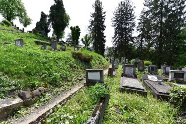 Tepedeki kilise mezarlığı eski mezar taşları nedeniyle turistik bir yer olmakla birlikte, kilisenin yakın çevresindeki özel manzaralar, orman ve yeşil otlardan da oluşuyor.